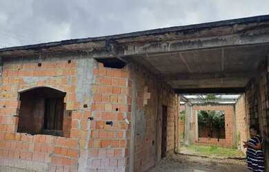 Imagem: A casa possui 2 Vagas na garagem e está localizado em São