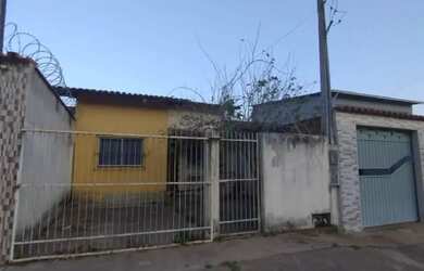 Imagem: A casa possui 2 Dormitórios, 1 Banheiro, 2 Vagas na garagem