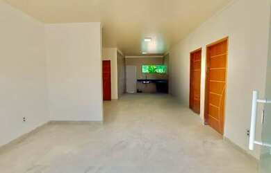 Imagem: A casa possui 3 Dormitórios, 1 Banheiro, 2 Vagas na garagem