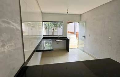 Imagem: A casa possui 3 Dormitórios, 2 Banheiros, 2 Vagas na garagem