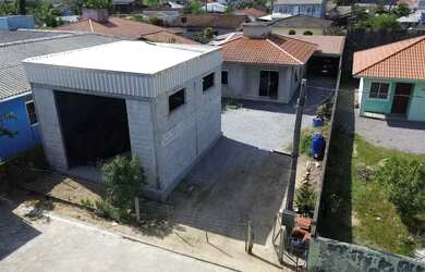 Imagem: A casa possui 3 Dormitórios, 1 Banheiro, 2 Vagas na garagem