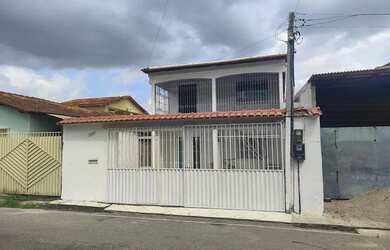 Imagem: A casa possui 4 Dormitórios, 1 Banheiro, 2 Vagas na garagem
