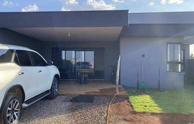 Imagem: A casa possui 2 Dormitórios, 2 Banheiros, 2 Vagas na garagem