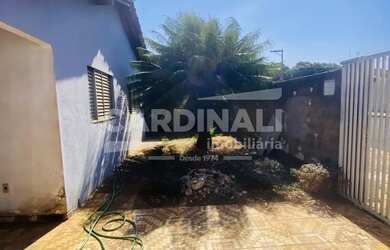 Imagem: A casa possui 3 Dormitórios, 1 Banheiro, 2 Vagas na garagem