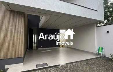 Imagem: A casa possui 3 Dormitórios, 1 Banheiro, 2 Vagas na garagem