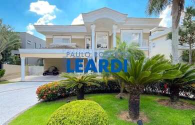 Imagem: A casa em condomínio possui 4 Dormitórios, 5 Banheiros, 4