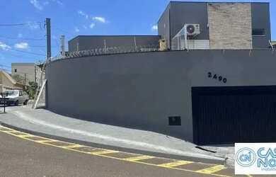 Imagem: A casa possui 3 Dormitórios, 2 Banheiros, 3 Vagas na garagem