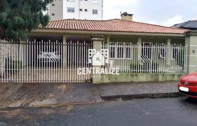 Imagem: A casa possui 1 Dormitório, 3 Banheiros, 4 Vagas na garagem