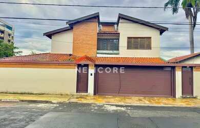 Imagem: A casa possui 4 Dormitórios, 4 Banheiros, 4 Vagas na garagem