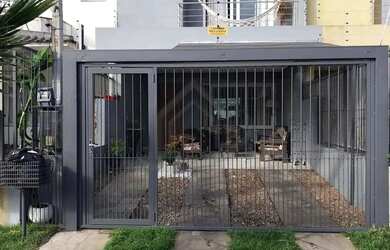 Imagem: A casa possui 3 Dormitórios, 3 Banheiros, 2 Vagas na garagem