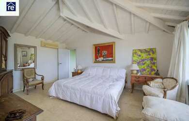 Imagem: A casa possui 4 Dormitórios, 4 Banheiros, 250m² de Área