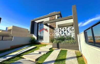 Imagem: A casa possui 3 Dormitórios, 2 Banheiros, 2 Vagas na garagem