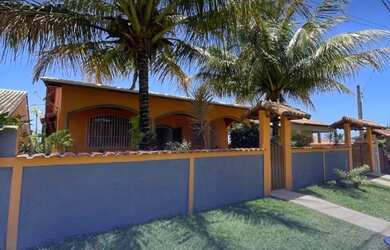 Imagem: A casa possui 4 Dormitórios, 2 Banheiros, 3 Vagas na garagem