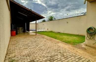 Imagem: A casa possui 3 Dormitórios e está localizado em Centro, Parnamirim