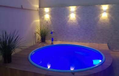 Imagem: A casa possui 2 Dormitórios, Acomodam 6 pessoas, 1 Vaga na