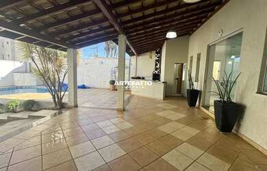 Imagem: A casa possui 3 Dormitórios, 3 Banheiros, 4 Vagas na garagem