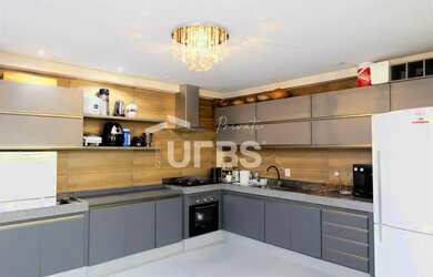 Imagem: A casa possui 3 Dormitórios, 3 Banheiros, 2 Vagas na garagem