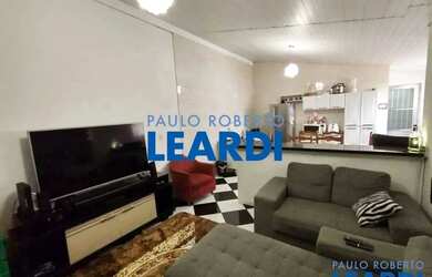 Imagem: A casa possui 3 Dormitórios, 2 Banheiros, 2 Vagas na garagem