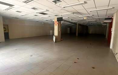 Imagem: O depósito possui 5 Vagas na garagem e 200m² de Área e está