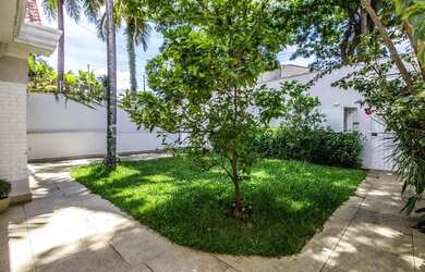 Imagem: A casa para alugar possui 5 Dormitórios, 4 Banheiros, 3 Vagas