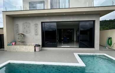 Imagem: A casa em condomínio possui 4 Dormitórios, 5 Banheiros, 370m²