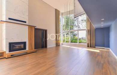 Imagem: A casa em condomínio possui 4 Dormitórios, 5 Banheiros, 2