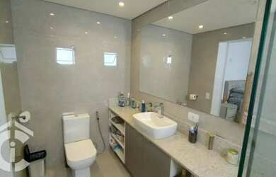 Imagem: A casa possui 3 Dormitórios, 3 Banheiros, 2 Vagas na garagem