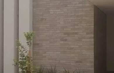 Imagem: A casa possui 3 Dormitórios, 2 Banheiros, 1 Vaga na garagem