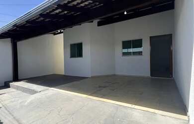 Imagem: A casa possui 3 Dormitórios, 2 Banheiros, 2 Vagas na garagem