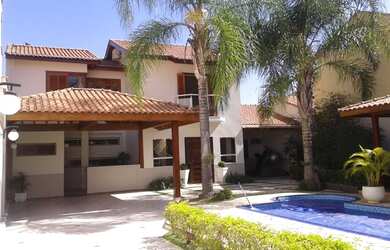 Imagem: A casa possui 4 Dormitórios, 3 Banheiros, 5 Vagas na garagem