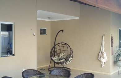 Imagem: A casa em condomínio possui 3 Dormitórios, 4 Vagas na garagem