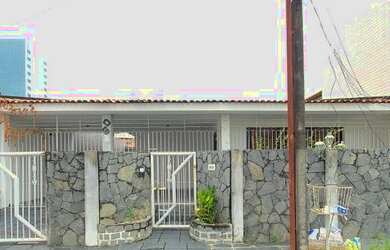 Imagem: A casa possui 4 Dormitórios, 3 Banheiros, 5 Vagas na garagem