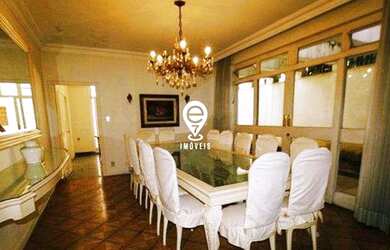 Imagem: A casa possui 4 Dormitórios, 2 Banheiros, 5 Vagas na garagem