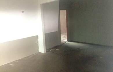 Imagem 7: Aluga Galpão com mezanino, possui 300 metros e 3 banheiros, na Vila Campo...