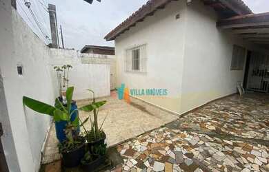 Imagem: A casa possui 3 Dormitórios, 2 Banheiros, 2 Vagas na garagem