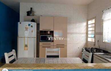 Imagem: A casa possui 2 Dormitórios, 1 Banheiro, 2 Vagas na garagem