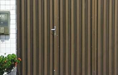 Imagem: A casa possui 2 Dormitórios, 2 Banheiros e 1 Vaga na garagem