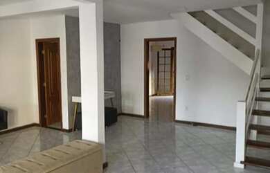 Imagem: A casa possui 3 Dormitórios, 1 Banheiro, 2 Vagas na garagem