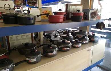 Imagem: O depósito possui 3 Vagas na garagem, 214m² de Área e está