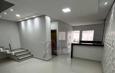 Imagem: A casa possui 3 Dormitórios, 2 Banheiros, 3 Vagas na garagem