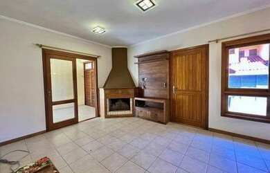 Imagem: A casa possui 3 Dormitórios, 2 Banheiros, 2 Vagas na garagem