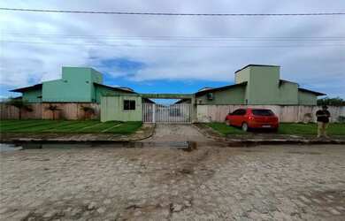 Imagem: A casa possui 3 Dormitórios, 1 Banheiro, 2 Vagas na garagem