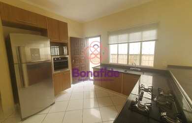 Imagem: A casa possui 3 Dormitórios, 3 Banheiros, 2 Vagas na garagem