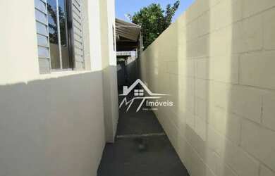 Imagem: A casa possui 2 Dormitórios, 2 Banheiros, 2 Vagas na garagem