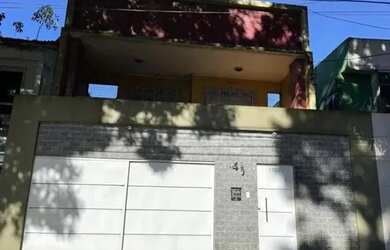 Imagem: A casa possui 5 Dormitórios, 2 Banheiros, 2 Vagas na garagem