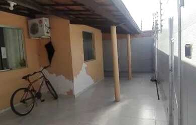 Imagem: A casa possui 3 Dormitórios, 1 Banheiro, 2 Vagas na garagem