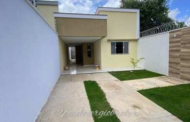 Imagem: A casa possui 3 Dormitórios, 2 Banheiros, 2 Vagas na garagem