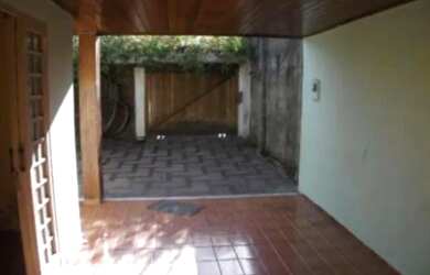 Imagem: A casa possui 4 Dormitórios, 4 Banheiros, 4 Vagas na garagem