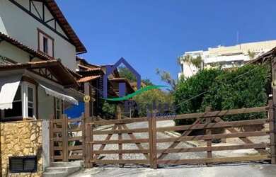 Imagem: A casa possui 4 Dormitórios, 2 Banheiros, 1 Vaga na garagem