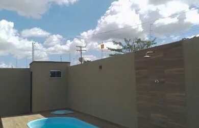 Imagem: A casa possui 3 Dormitórios, 3 Banheiros, 4 Vagas na garagem